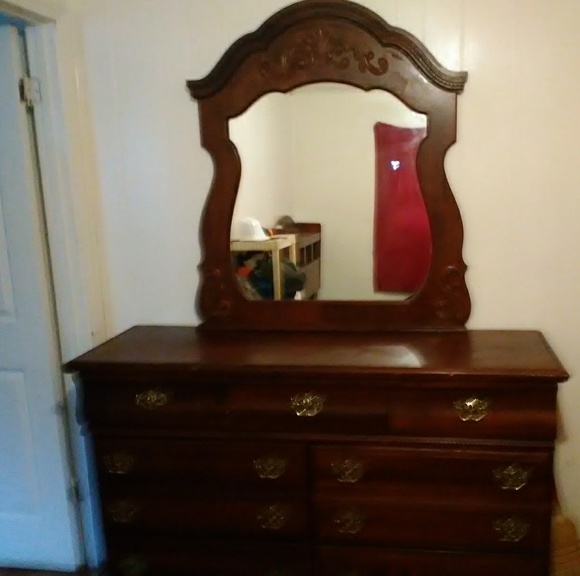 Dressers..one tall 5 dresser.and 1with a mirror - Picture 2 of 2
